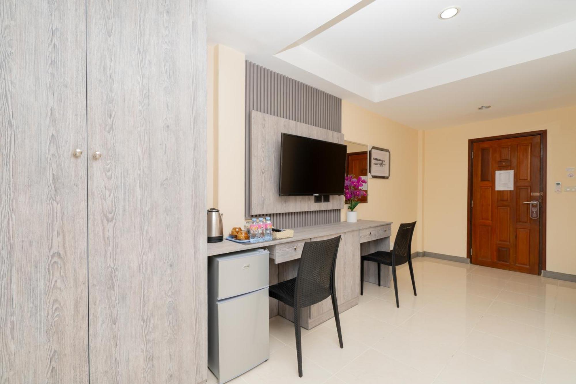 Square One Hotel Patong Exteriör bild