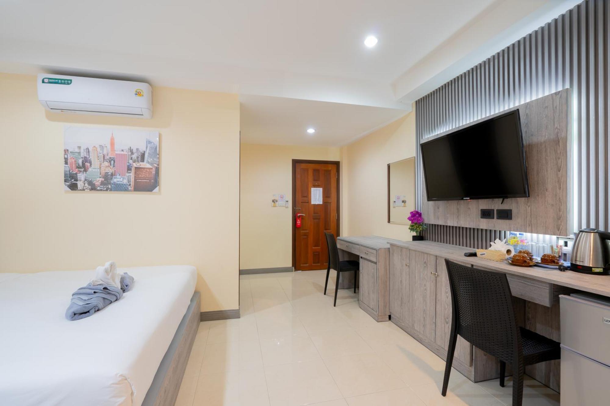 Square One Hotel Patong Exteriör bild